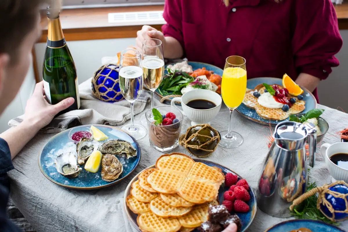 Brunchbuffé ombord på M/S Trubaduren under brunchkryssning i Göteborgs södra skärgård