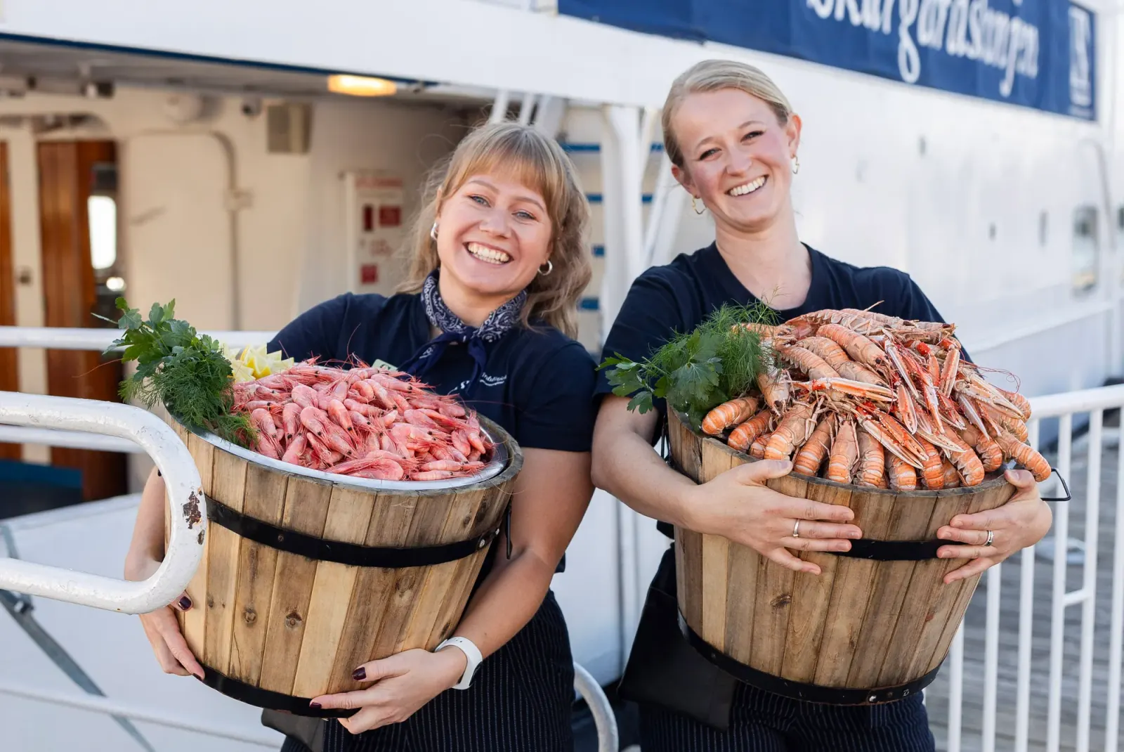 Färska skaldjur serverade ombord