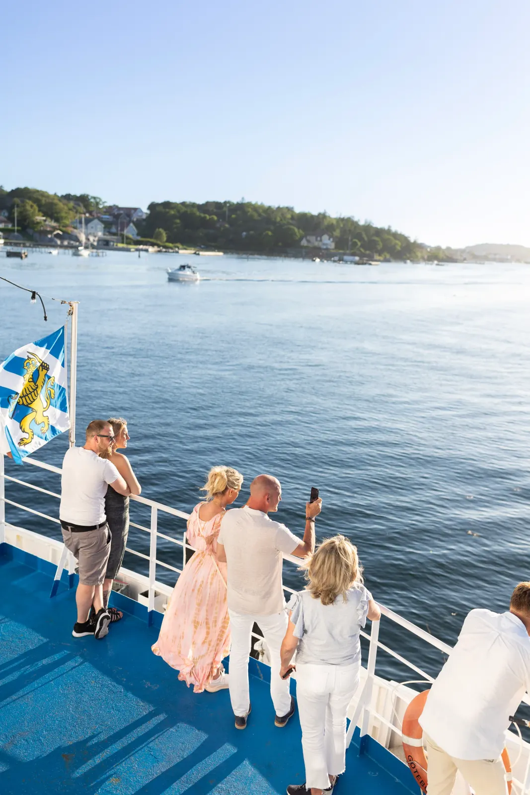 Gäster på fördäck under kryssning i Göteborgs skärgård