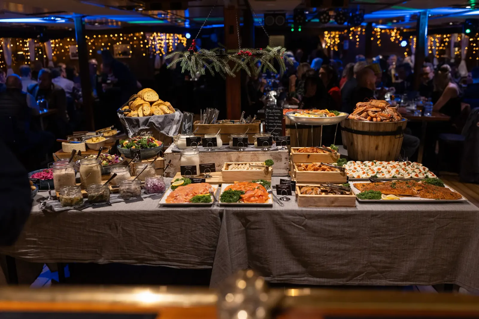 Skaldjursjulbord dukat i salongen